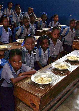 LUNSJ P� SKOLEN: Barn fra Charlotin Marcadieu-skolen n�r Port-au Prince p� Haiti f�r lunsj. 80 prosent av befolkningen i landet lever p� mindre enn to dollar dagen, og de �kte matvareprisene har f�rt til voldsomme oppt�yer i landet.