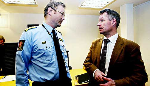 L�SLOT 21-�RINGEN: Politiadvokat P�l Zimmer (t.v.).