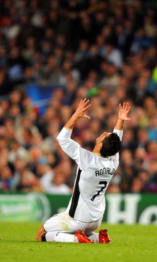 KAN BLI EN KOSTBAR MISS: Cristiano Ronaldo skj�t et straffespark utenfor stengene. Den missen kan bli kostbar, om ikke Manchester United vinner p� Old Trafford neste uke.