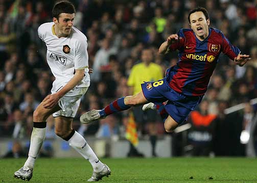 UNITED FORSVARTE SEG: Andres Iniesta sendes p� en liten luftetur av Michael Carrick.
