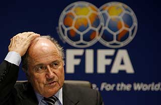 VIL HA POLITIET P� BANEN: Fifa-president Sepp Blatter �nsker at politiet og rettsvesenet skal involvere seg mer i forbindelse med stygge taklinger.