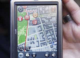 ALT I ETT: Elektronisk kart, bilder, filmklipp og historiske lydopptak f�lger med i spilleren som du kan leie for en femtilapp i Berlin.