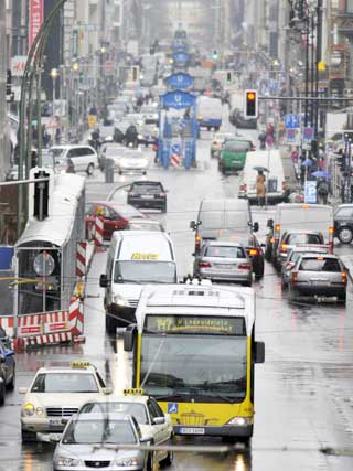 HER GIKK MUREN: Friedrichstrasse var tidligere delt i to, men etter at muren ble fjernet har bilene tatt over gatebildet og butikker poppet opp p� begge sider av veien.