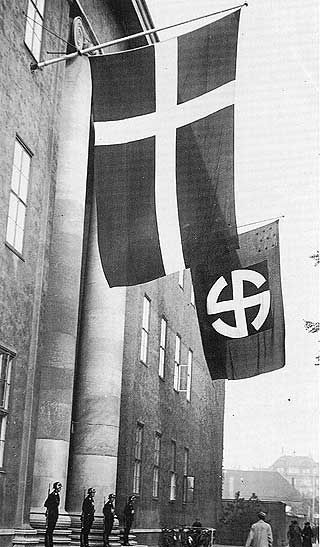 BLE ET SYMBOL: Her vaier dannebrogen og Schalburgkorset.