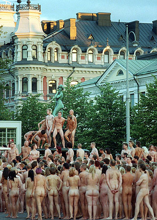 2 000 NAKNE FINNER: Espoo i Finland er nakenfotografens eneste kulisse fra Norden - i 2002.