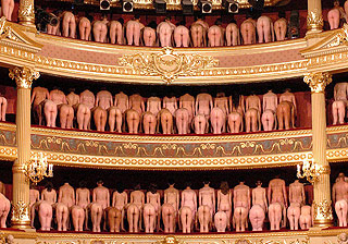  I TEATER:  Ingen ekstravaganse i klesveien n�r Spencer Tunick har fotseanse i Stadschouwbourg teater i Br�gge.