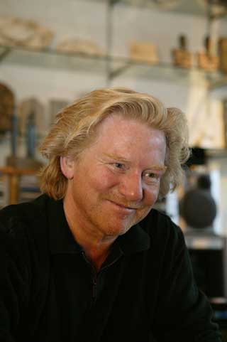 FORSVARER BILDENE: Morten Krogvold.