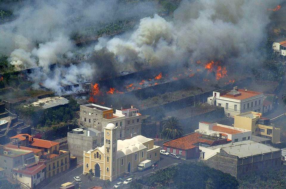 SKOGBRANNER HERJER: Denne landsbyen er rammet av de mange skogbrannene som har oppst�tt p� den lille �ya Gomera p� Kanari�yene. Den ekstreme heten og sterk vind er �rsaken til brannene.