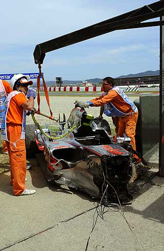 IKKE KJ�RBAR: Slik s� finnens McLaren ut etter uhellet.