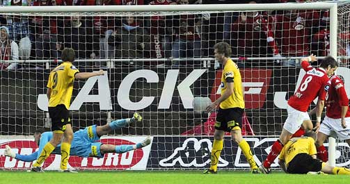 M�L MOT GAMLEKLUBBEN: Gylfi Einarsson spilte sin f�rste Brann-kamp fra start, og scoret det f�rste m�let.