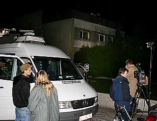 MEDIEINTERESSE: Det er allerede stort medieoppbud i den lille byen Amstetten i �sterrike. I morgen ventes det enda mer.