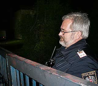 HOLDER VAKT: Flere politimenn holdt og arbeidet p� �stedet i Ybbsstrasse 40 i natt.