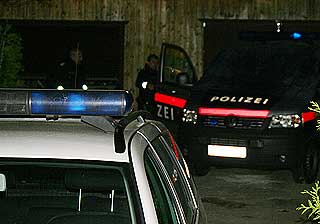 ETTERFORSKNING: Politiet holdt p� med etterforskning p� �stedet i hele natt.