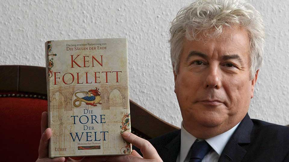 MURSTEIN: Ken Follett leverer en murstein med dramatikk og intriger. Ypperlig underholdning, mener v�r anmelder Kurt Hanssen. Her holder Follett opp den tyske utgaven av boka.