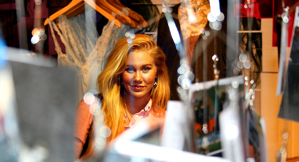 GULLGRUVE P� NETT: 17 �r gamle Isabella L�wengrip fra Stockholm har blogget siden hun var 14. I dag har hun 30 000 daglige lesere og tjener store penger p� � selge reklameplass p� siden sin, Blondinbella.se.