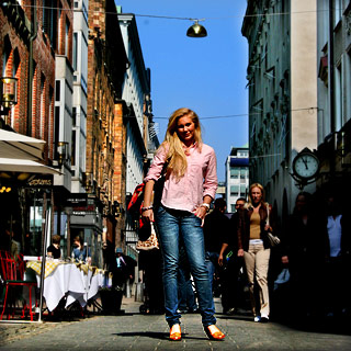 HER ER HUN HJEMME: Isabella elsker � shoppe i motebutikkene p� Bibliotekgatan ved Stureplan i Stockholm. - Men det g�r lenge mellom hver gang jeg handler n�. Jeg f�r jo s� mye kl�r og sko p� d�ra hver dag, forteller hun.
