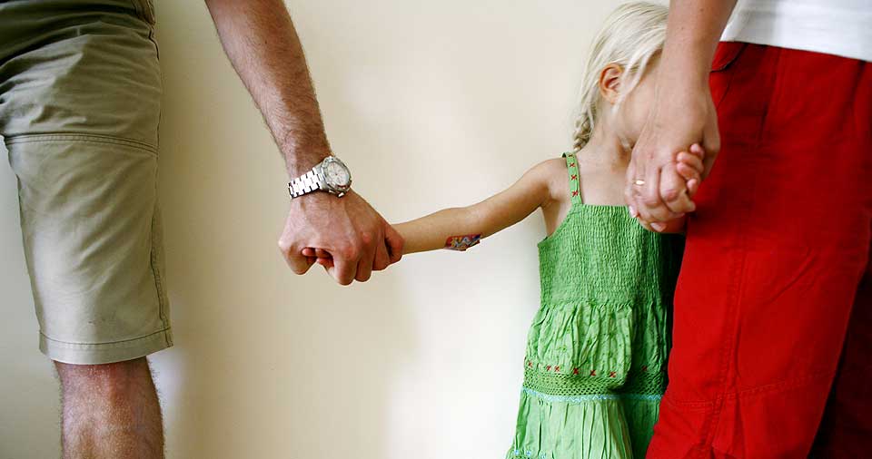 FORELDRENE M� BESTEMME: If�lge forslaget til ny Barnelov kan ikke den ene foreldren flytte avg�rde med barnet uten at den andre er enig. Dette kan likevel skje under spesielle forutsetninger n�r det er til beste for barnet.