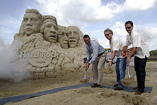 LEGENDESTATUS:  Som presidentene hogd i stein: fire rockelegender som et mini-Mount Rushmore var grunnsteinen til Hard Rock Park i 2006 - fra venstre Elvis Presley, Jimi Hendrix, John Lennon og Bob Marley. Guvern�r Mark Sanford i S�r-Carolina n�rmest steinansiktene.