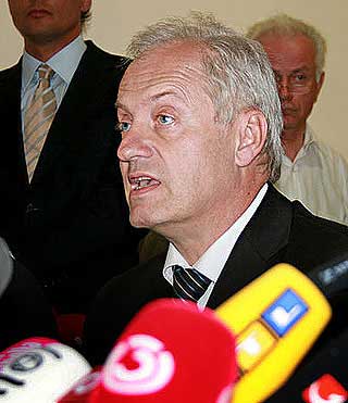 BEKREFTER INCEST: Politioberst Franz P�lzer bekreftet i dag det verden har fryktet. Alle Elisabeths barn er ogs� barn av Josef.