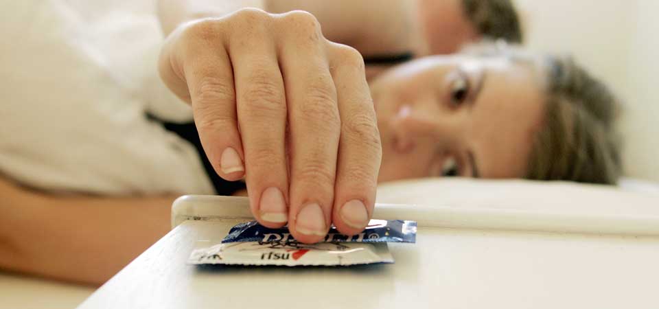 IKKE ALLE VET: For f� unge griper etter kondomet. Klamydia er blitt en vanlig kj�nnssykdom.