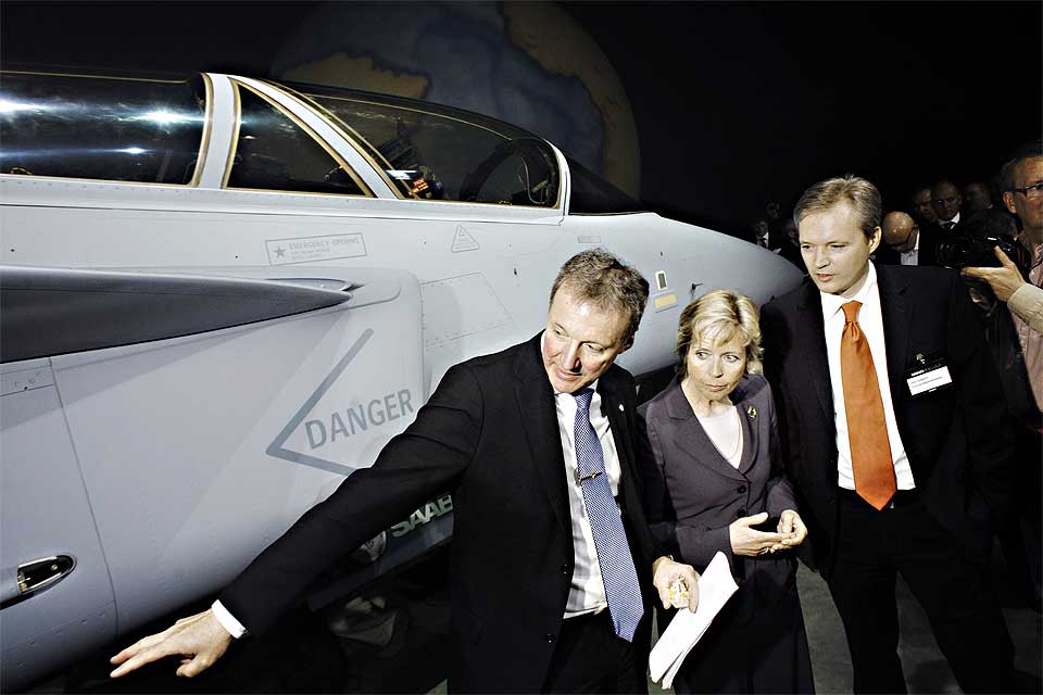 IKKE S� BILLIG LIKEVEL?: En delegasjon med forsvarsminister Anne-Grete Str�m-Erichsen i spissen fikk se Jas Gripen hos Saab i Link�ping. Str�m-Erichsen flankeres her av konsernsjef i SaaB, �ke Svensson og Sverige's forsvarsminister Sten Tolgfors t.h.