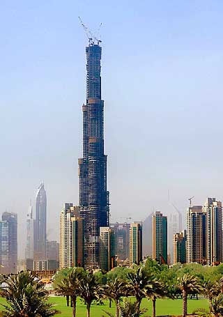 Heia Dubai!: De Forente Arabiske Emirater leder konkurransen i sandkassa om � bygge det h�yeste t�rnet med sitt Burj Dubai. Offisielt leder fortsatt TaiwansTaipei 101, inntil det arabiske t�rnet er ferdigstilt.