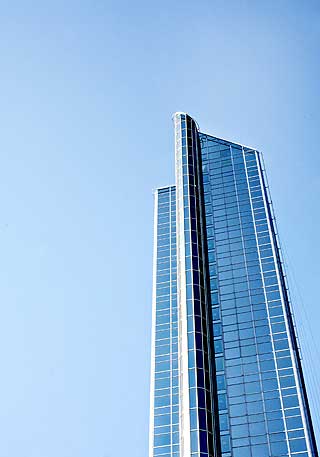 Oslo Plaza: Norges h�yeste, men slettingen skyskraper.- Norske h�yhus harmellom 15 og 25 etasjer. De blir ikkeh�ye nok. De blir noen feite geitoster istedet for de h�ye, slanke, eleganteh�yhusene man ser andre steder. Inntilvi f�r til de h�ye, flotte h�yhusene, s� serjeg ingen grunn til � bygge flere h�yhusher i landet, sier sivilarkitekt Ketil Kiran.