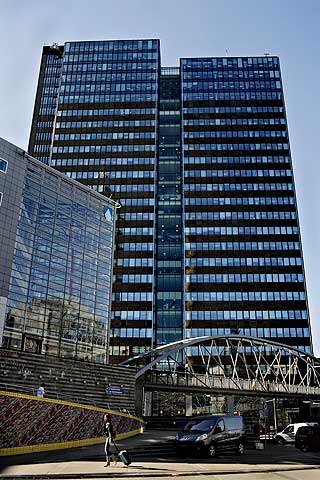 Posthuset: Elsket hatobjekt, tidligere kjent som �brunosten�.- Jeg synesPosthuset ble vesentlig bedre etter ombyggingen, mener direkt�r i Plan- ogbygningsetaten Ellen de Vibe.