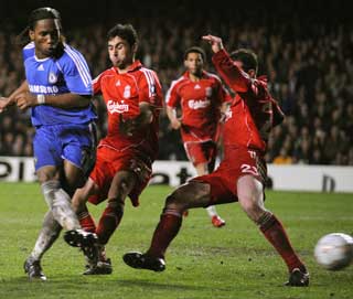 DOBBEL DROGBA: Didier Drogba setter inn sitt andre m�l for kvelden og gj�r 3-1 til Chelsea.