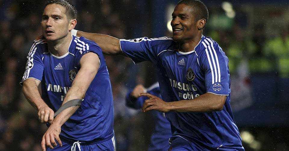 STERKT �YEBLIKK: Frank Lampard scoret p� straffe og dro av seg s�rgebindet han bar til minne om moren som d�de for seks dager siden.