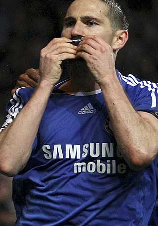 KYSS: Lampard kysser s�rgebindet.