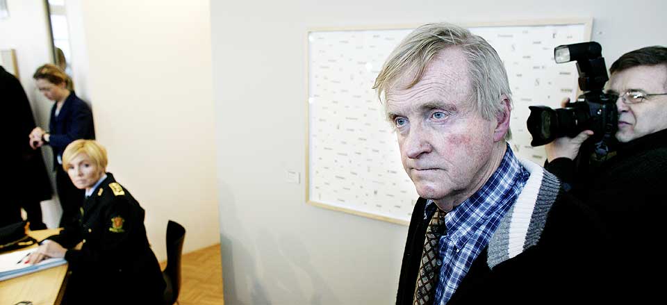 VRAKET SOM FORSVARER: Den Lommemann-siktede vil ikke lenger ha omstridte Tor Erling Staff (75) som forsvarer. Staffs strategi har blant annet g�tt ut p� � r�de sin klient til ikke � forklare seg for politiet. Sittende i bakgrunnen etterforskningsleder Jorid Kile Berg.