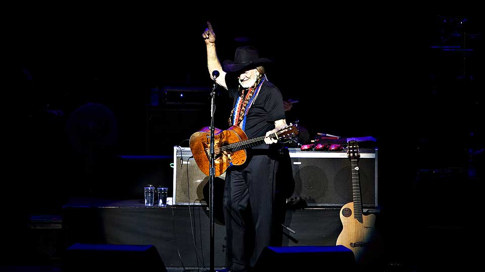 REN MAGI: Willie Nelson i konserthuset i Oslo i g�r. I kveld spiller han p� Hamar, l�rdag i Halden og s�ndag i Lyngdal.