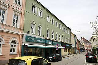 HUS 3 - ST. P�LTEN: I den neder�sterriske hovedstaden eier Josef Frtizl dette treetasjers bygget med skobutikk og pizzeria p� gateplan.