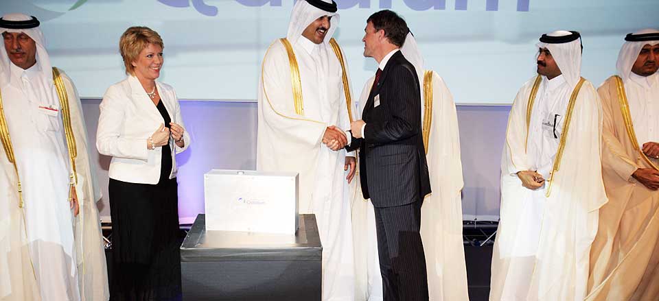 PRESTISJEPROSJEKT: Kronprinsen av Qatar gratulerer konsernsjef Eivind Reiten i Hydro etter � ha lagt ned grunnsteinen for Quatalum-prosjektet medio november. Olje- og energiminister �slaug Haga til venstre.