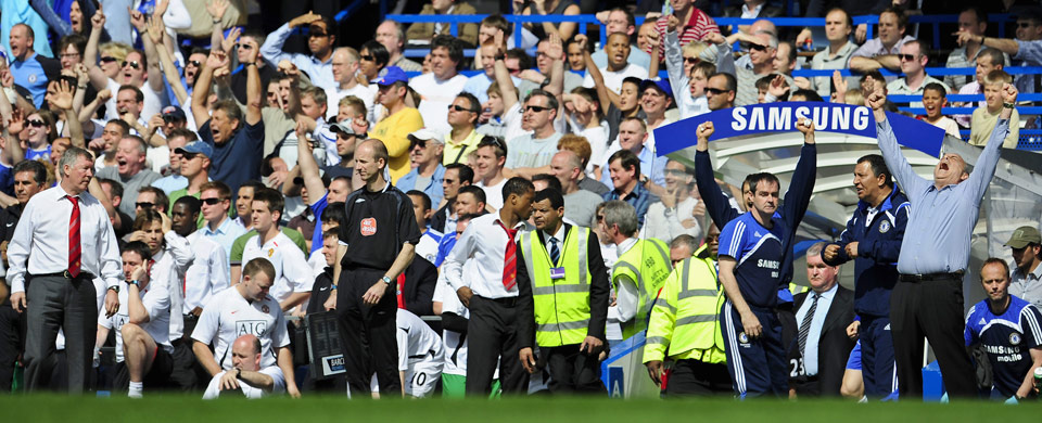 SINNE OG GLEDE: Alex Ferguson (t.v.) var sint og Avram Grant (t.h) jublende glad etter at Chelsea hentet inn Uniteds forprang i Premier League p� Stamford Bridge sist helg.