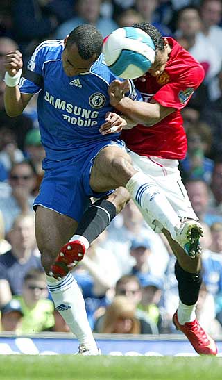DOBBEL DUELL: Manchester United og Chelsea duellerer om b�de Premier League- og Champions League-trof�et. Her er Ashley Cole (t.v.) i duell med Nani.