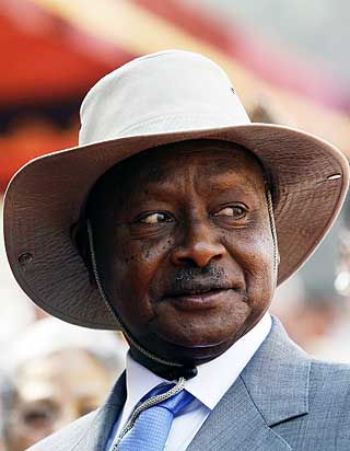 - L�NNES AV NORSKE SKATTEBETALERE: Ugandas president Yoweri Museveni. If�lge Mwena er Museveni en diktator som indirekte l�nnes av norske skattebetalere, over bistandsbudsjettet.