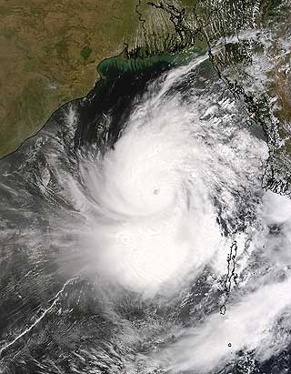 AGGRESSIV OG UFORUTSIGBAR STORM: Den tropiske syklonen Nargis, her p� et satellittfoto i ferd med � bevege seg over Bengalbukta p� torsdag. Man trodde Bangladesh ville bli rammet f�rst, f�r syklonen skiftet retning og feide over Burma isteden.