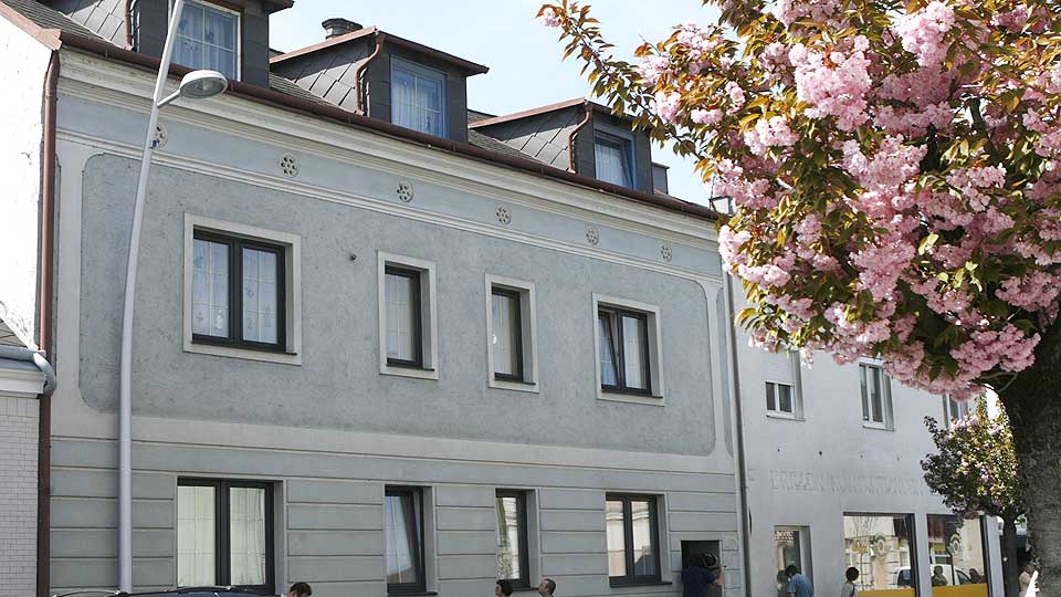 I dette huset bodde Rosmari Fritzl med Josef og tre fosterbarn. Hun skal aldri ha hatt mistanke om hva ektemannen skjulte i kjelleren.