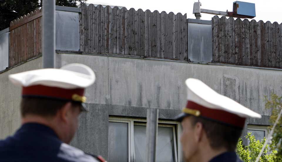  HOLDER VAKT:  To politimenn holder vakt utenfor 