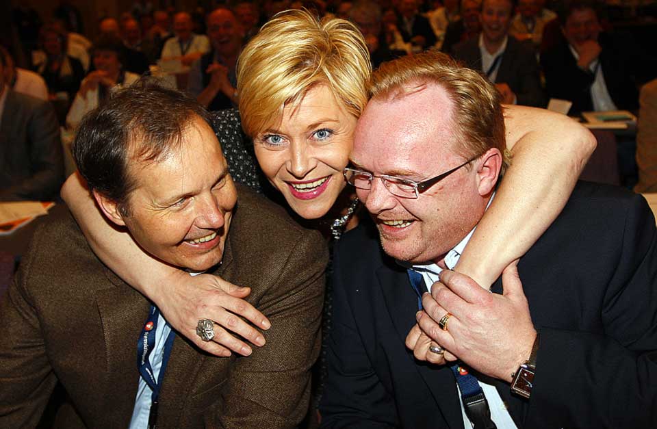 IKKE VELKOMNE: FrPs leder Siv Jensen ble i helga gjenvalgt som formann, her sammen med nestlederne Per Sandberg (t.h.) og Per Arne Olsen.