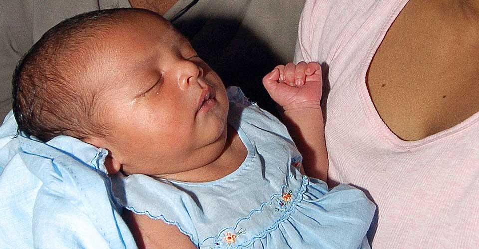 F�DT I DUSJEN OG FRAKTET I NAVLESTRENGEN: Parras baby hadde noen dramatiske f�rste timer.