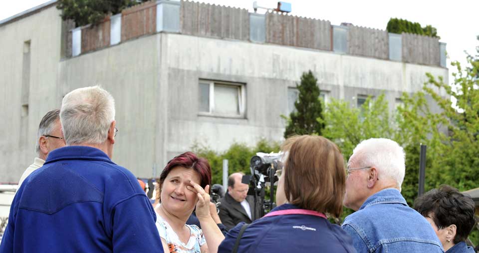 Turister? En gruppe mennesker foran huset til Josef Fritzl.