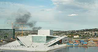 KRAFTIG BRANN: R�yken var godt synlig fra operaen, og Dagbladets nye lokaler i Havnelageret.