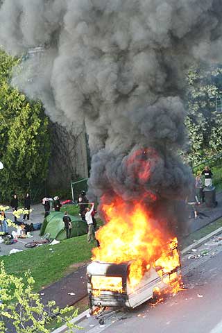 MYE R�YK: Demonstrantene satt fyr p� en campingvogn.
