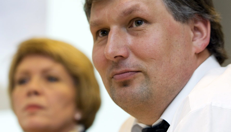  ALVORLIG DRAKAMP:  Statens tilbud i jordbruksoppgj�ret er avgj�rende for Senterparti-velgernes st�tte til eget parti i regjeringen. Landbruks- og matminister Terje Riis Johansen og partileder �slaug Haga kjemepr for et milliardtilbud i morgen.