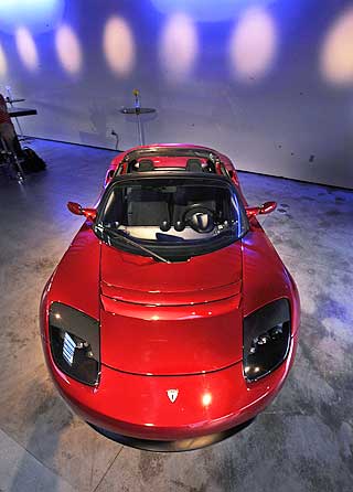 SPORTS-ELBIL: Det er allerede lang ventetid p� den nye el-bilen Tesla, som produseres i Los Angeles.