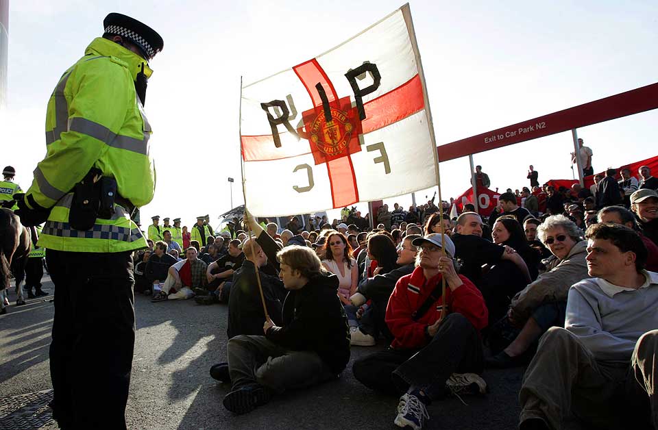 PROTESTENE HAR BLITT F�RRE: Men det har ikke gjelden til Manchester United. Tall som ble kjent denne uka viser at klubben gikk nesten 600 millioner kroner i minus i 2007, til tross for en eventyrlig omsetning. Klubbens samlede gjeld er p� n�rmere �tte millarder kroner.