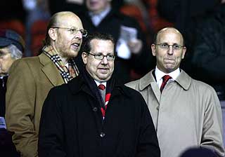 GLAZERS S�NNER: I det daglige er det Malcom Glazers s�nner og styremedlemmer som viser seg oftest p� Manchester Uniteds kamper. Fra venstre Avi Glazer, Bryan Glazer og Joel Glazer.